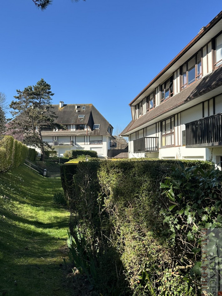Appartement traversant 2 pièces de 45 m² à Bénerville-sur-Mer avec jardin privatif de 20 m², balcon vue mer, piscine, cave et parking.