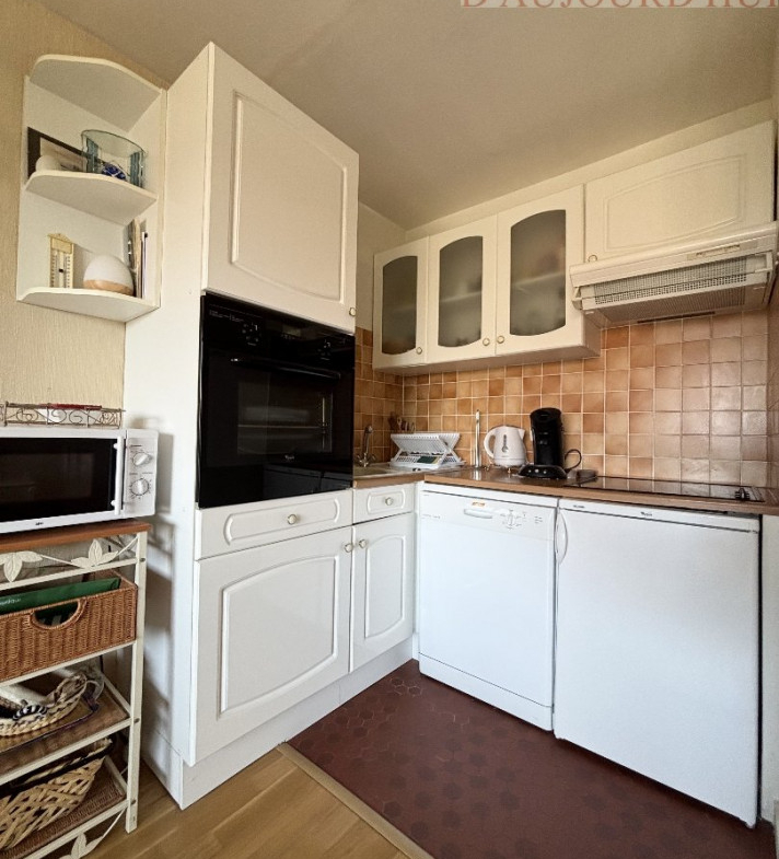 Appartement traversant 2 pièces de 45 m² à Bénerville-sur-Mer avec jardin privatif de 20 m², balcon vue mer, piscine, cave et parking.