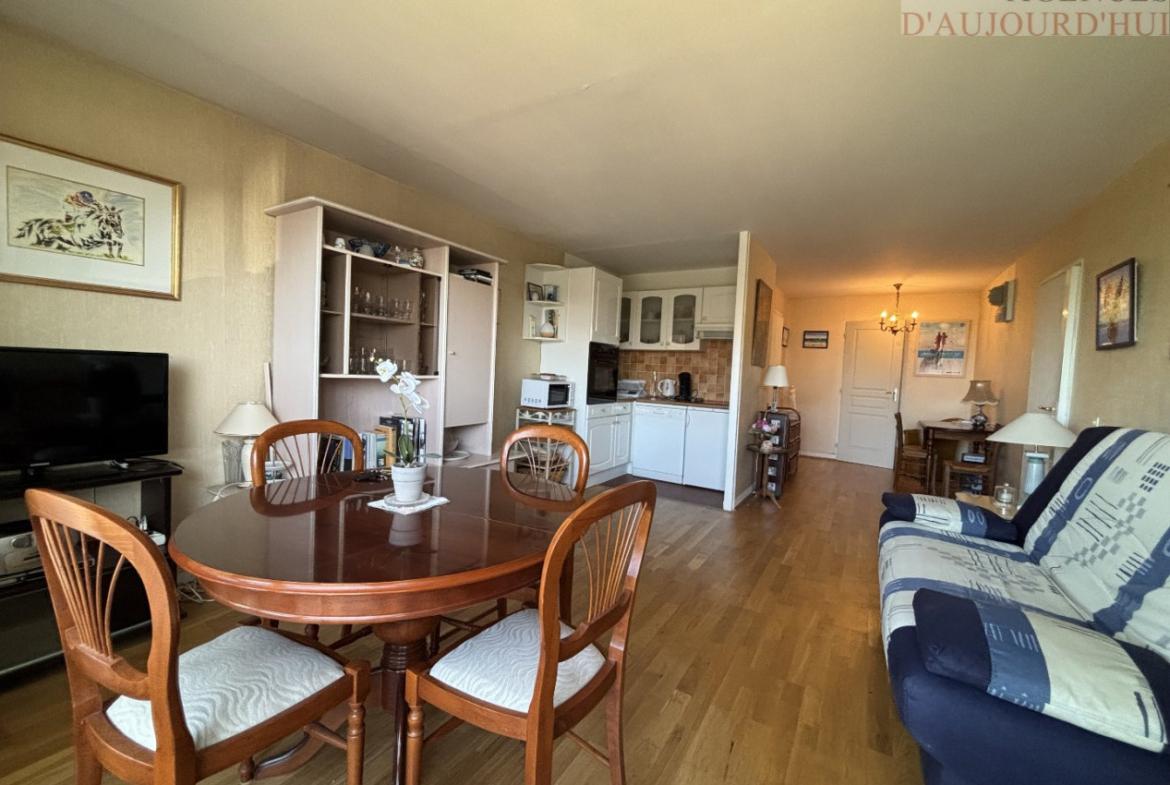 Appartement traversant 2 pièces de 45 m² à Bénerville-sur-Mer avec jardin privatif de 20 m², balcon vue mer, piscine, cave et parking.