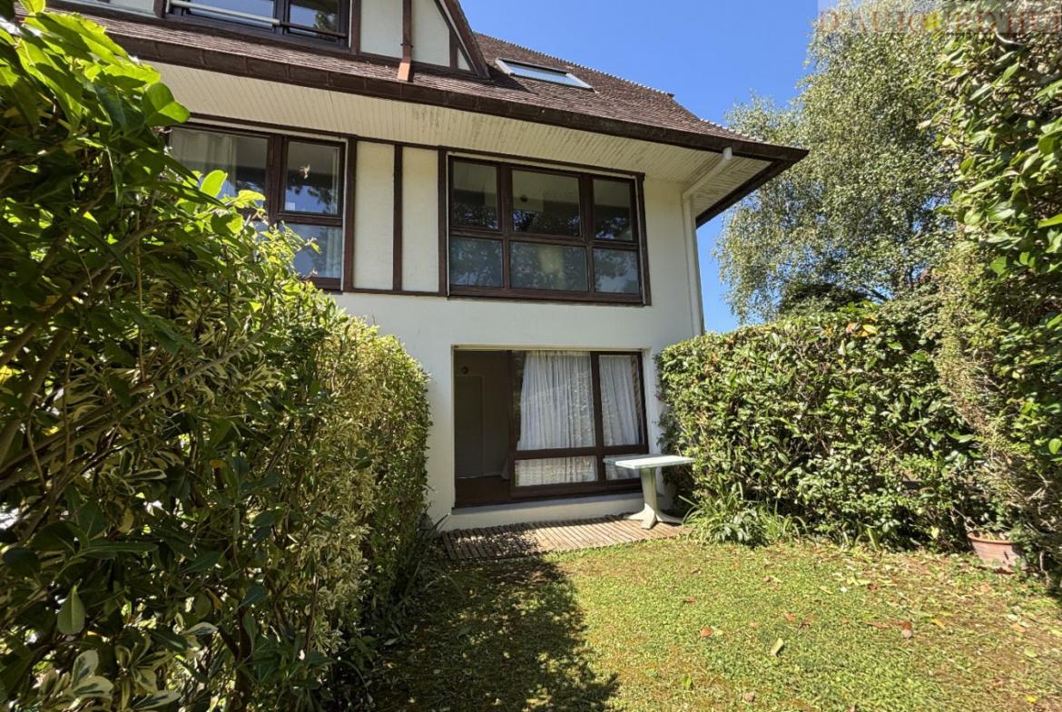 Appartement traversant 2 pièces de 45 m² à Bénerville-sur-Mer avec jardin privatif de 20 m², balcon vue mer, piscine, cave et parking.
