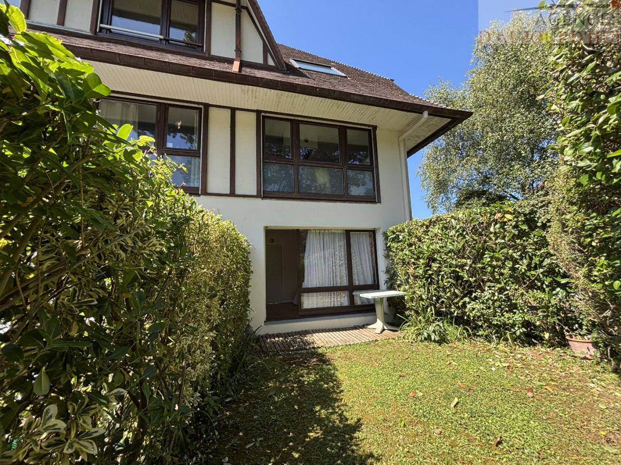 Appartement traversant 2 pièces de 45 m² à Bénerville-sur-Mer avec jardin privatif de 20 m², balcon vue mer, piscine, cave et parking.