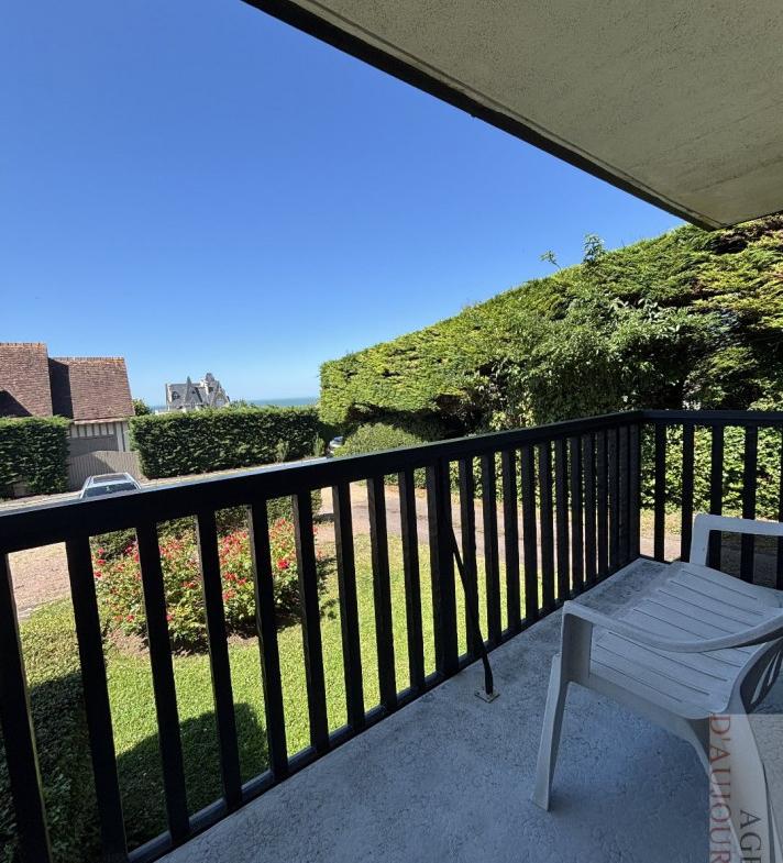 Appartement traversant 2 pièces de 45 m² à Bénerville-sur-Mer avec jardin privatif de 20 m², balcon vue mer, piscine, cave et parking.