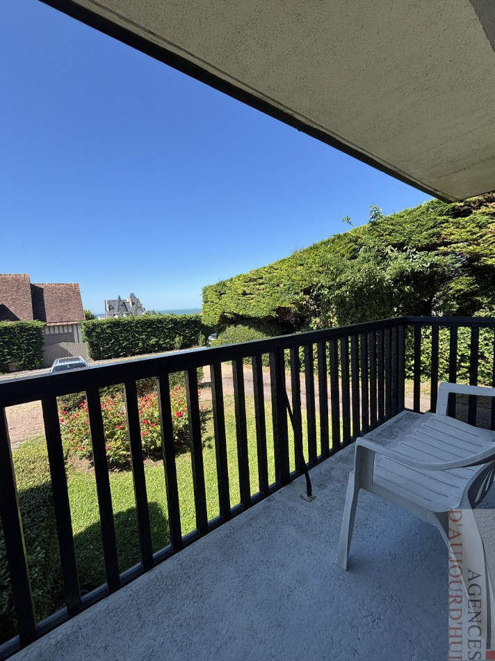 Appartement traversant 2 pièces de 45 m² à Bénerville-sur-Mer avec jardin privatif de 20 m², balcon vue mer, piscine, cave et parking.
