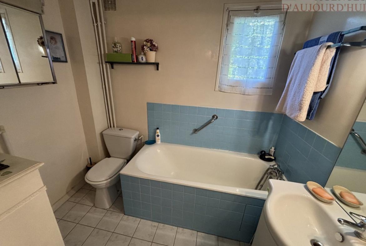 Appartement traversant 2 pièces de 45 m² à Bénerville-sur-Mer avec jardin privatif de 20 m², balcon vue mer, piscine, cave et parking.
