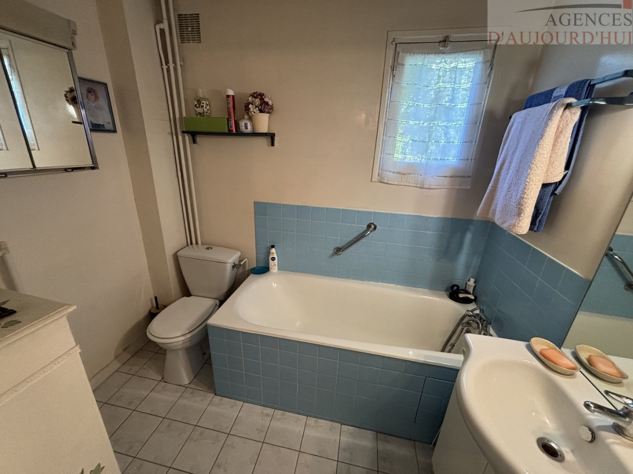 Appartement traversant 2 pièces de 45 m² à Bénerville-sur-Mer avec jardin privatif de 20 m², balcon vue mer, piscine, cave et parking.