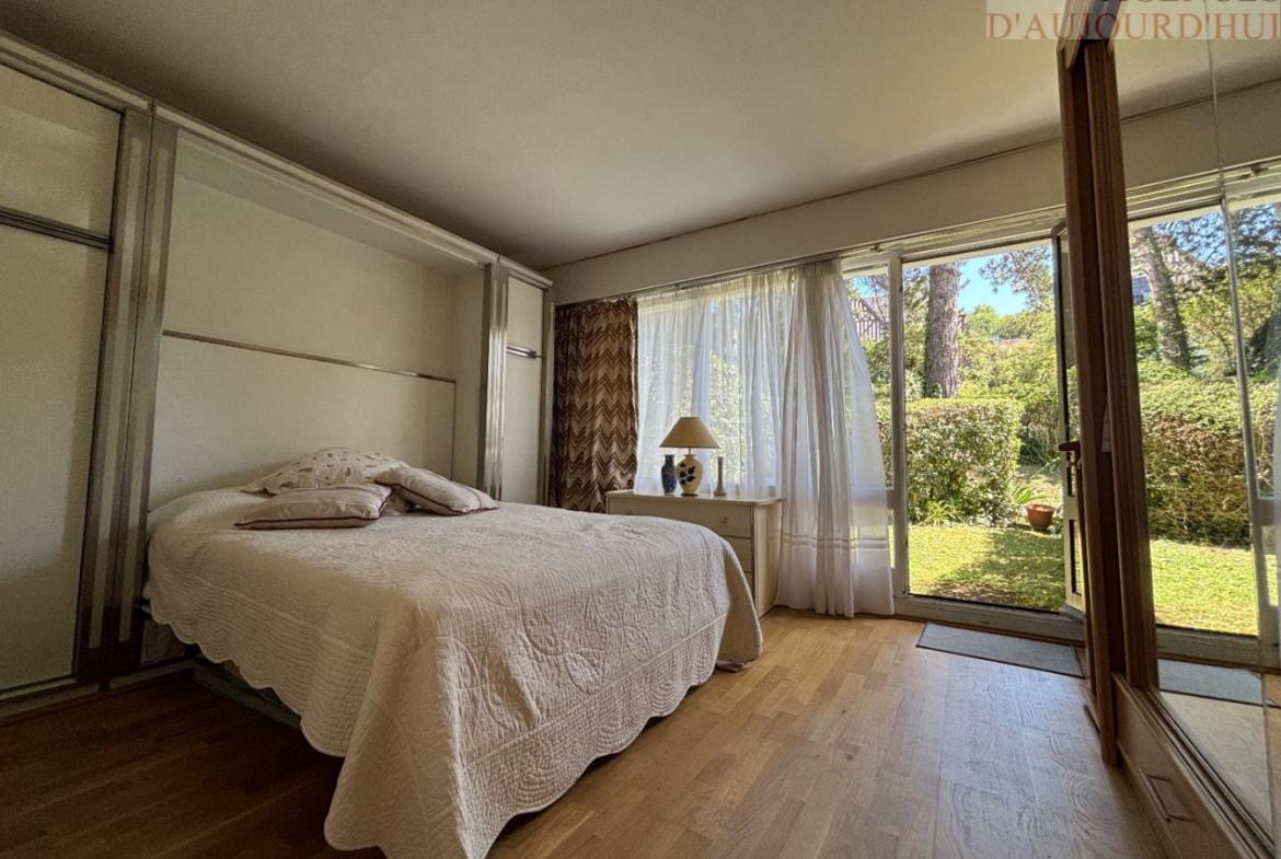 Appartement traversant 2 pièces de 45 m² à Bénerville-sur-Mer avec jardin privatif de 20 m², balcon vue mer, piscine, cave et parking.