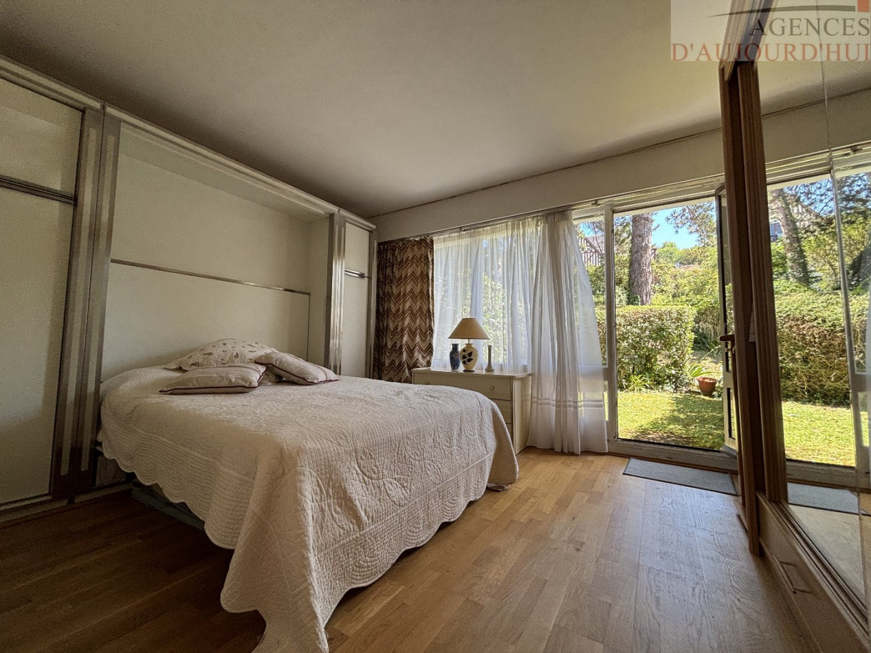 Appartement traversant 2 pièces de 45 m² à Bénerville-sur-Mer avec jardin privatif de 20 m², balcon vue mer, piscine, cave et parking.