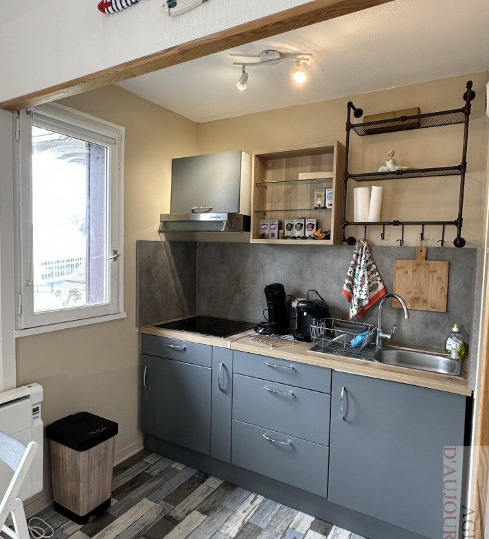 Appartement 2 pièces de 27 m² à Blonville-sur-Mer dans une résidence calme, avec cuisine ouverte, chambre, salle de bain, parking extérieur et plage à proximité.