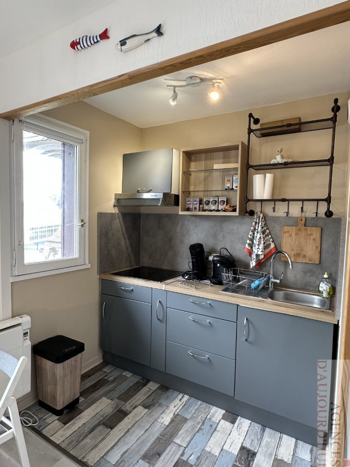 Appartement 2 pièces de 27 m² à Blonville-sur-Mer dans une résidence calme, avec cuisine ouverte, chambre, salle de bain, parking extérieur et plage à proximité.