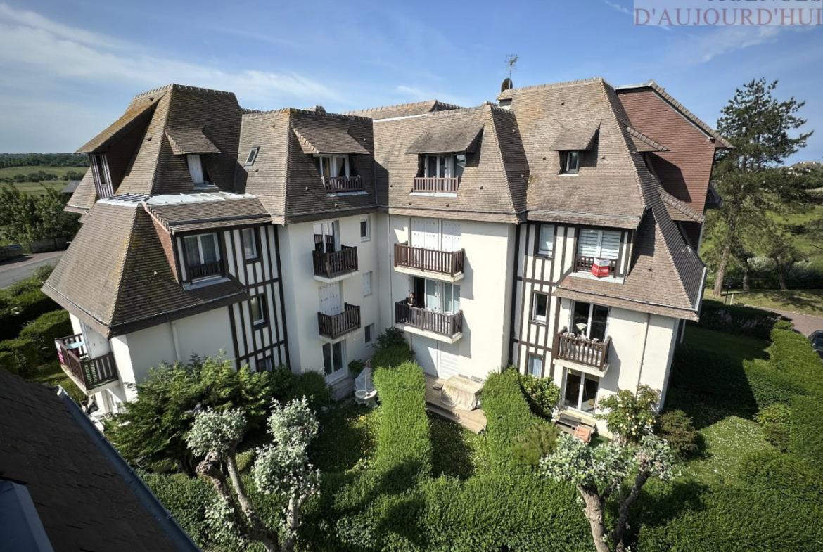 Appartement 2 pièces de 27 m² à Blonville-sur-Mer dans une résidence calme, avec cuisine ouverte, chambre, salle de bain, parking extérieur et plage à proximité.