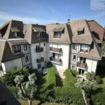Appartement 2 pièces de 27 m² à Blonville-sur-Mer dans une résidence calme, avec cuisine ouverte, chambre, salle de bain, parking extérieur et plage à proximité.