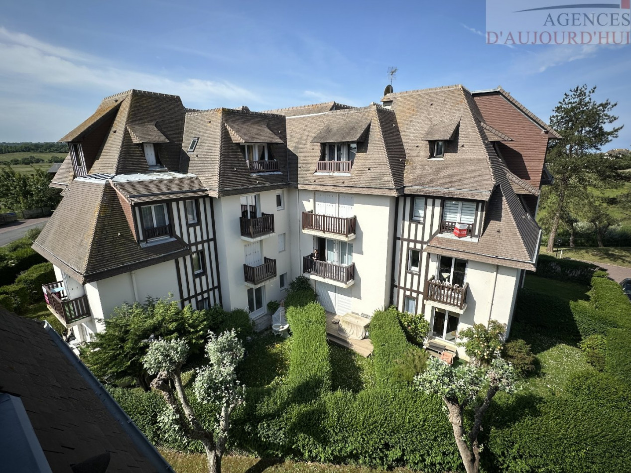Appartement 2 pièces de 27 m² à Blonville-sur-Mer dans une résidence calme, avec cuisine ouverte, chambre, salle de bain, parking extérieur et plage à proximité.