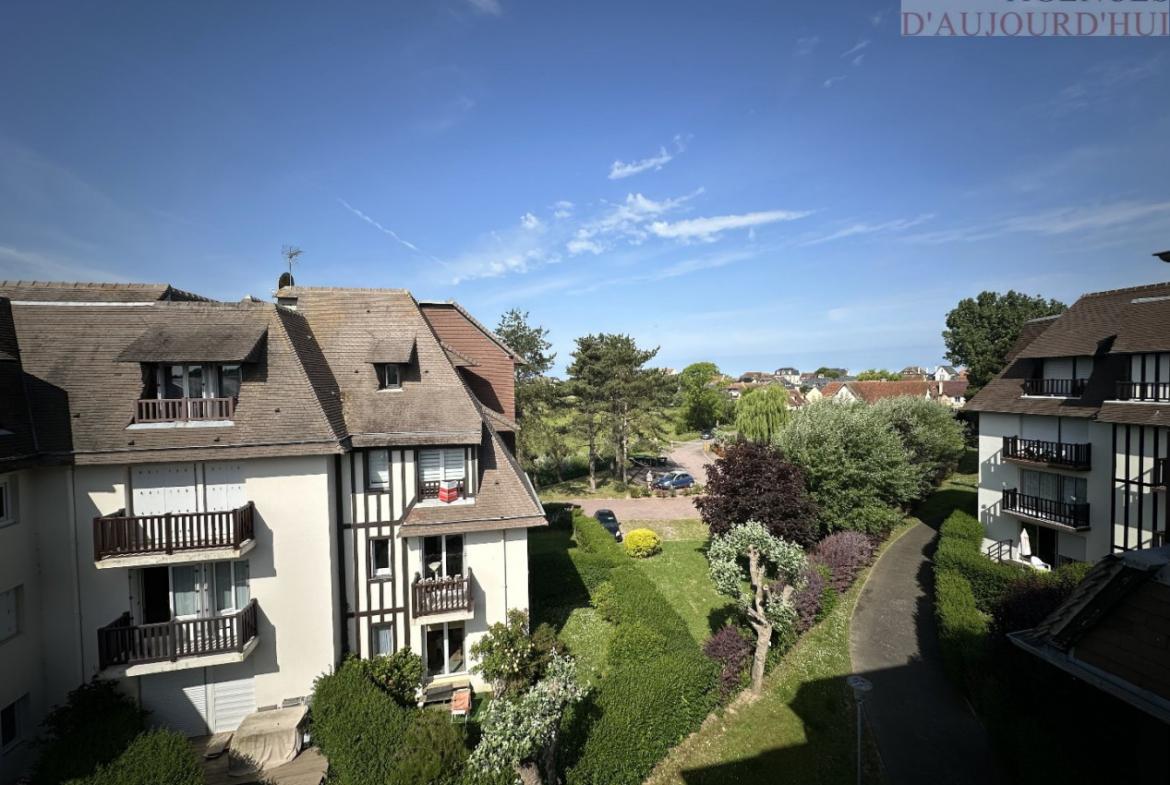 Appartement 2 pièces de 27 m² à Blonville-sur-Mer dans une résidence calme, avec cuisine ouverte, chambre, salle de bain, parking extérieur et plage à proximité.