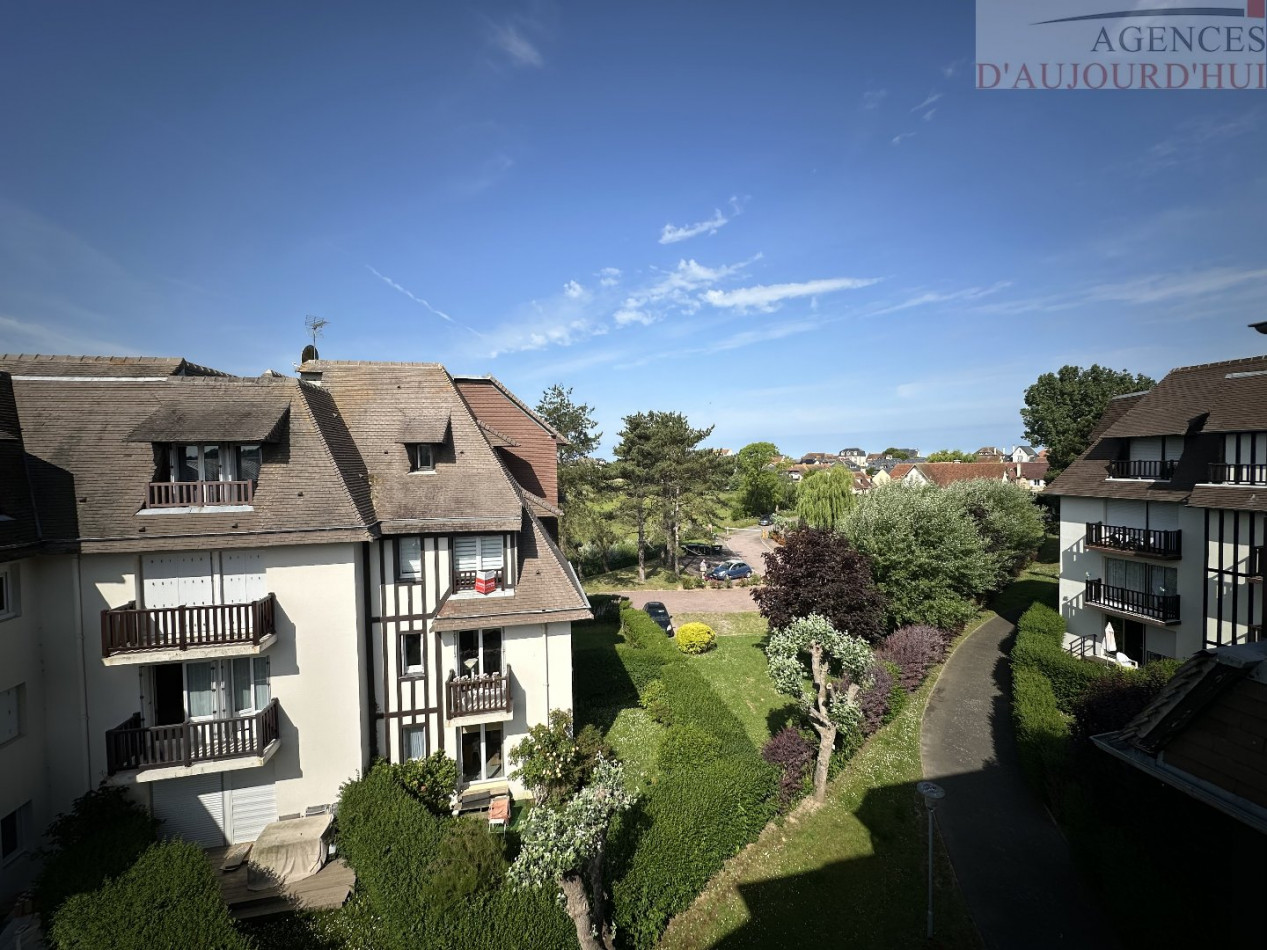 Appartement 2 pièces de 27 m² à Blonville-sur-Mer dans une résidence calme, avec cuisine ouverte, chambre, salle de bain, parking extérieur et plage à proximité.