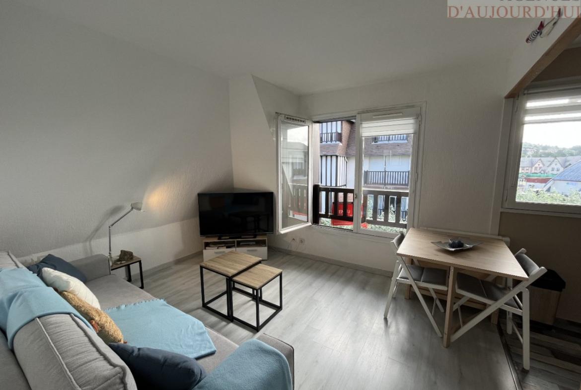 Appartement 2 pièces de 27 m² à Blonville-sur-Mer dans une résidence calme, avec cuisine ouverte, chambre, salle de bain, parking extérieur et plage à proximité.