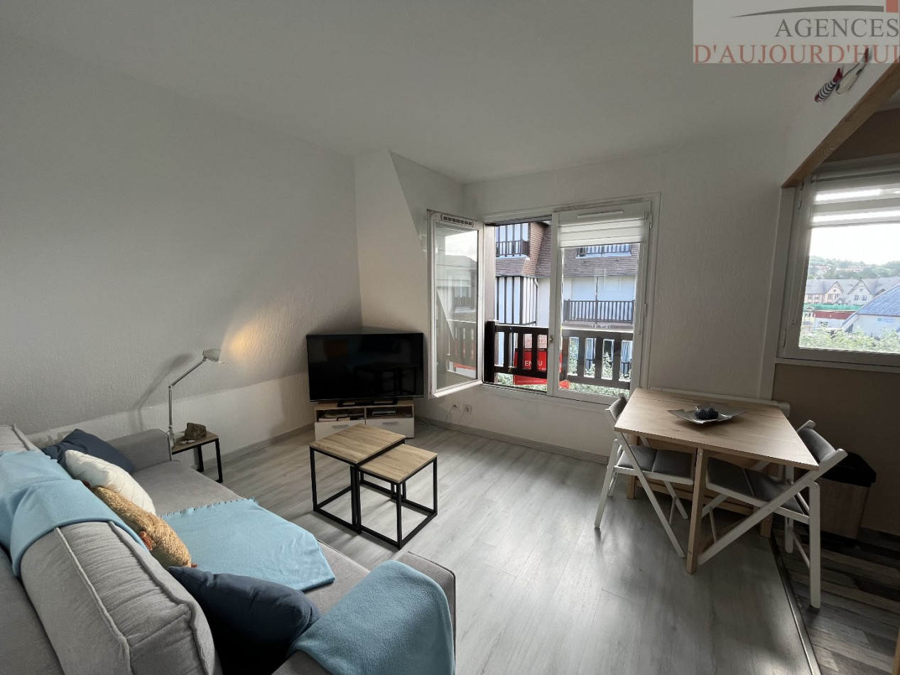 Appartement 2 pièces de 27 m² à Blonville-sur-Mer dans une résidence calme, avec cuisine ouverte, chambre, salle de bain, parking extérieur et plage à proximité.