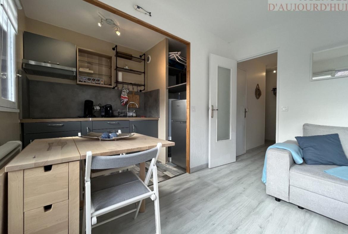Appartement 2 pièces de 27 m² à Blonville-sur-Mer dans une résidence calme, avec cuisine ouverte, chambre, salle de bain, parking extérieur et plage à proximité.