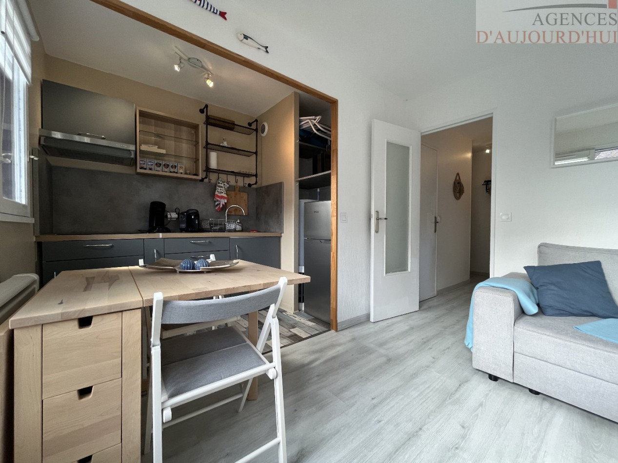 Appartement 2 pièces de 27 m² à Blonville-sur-Mer dans une résidence calme, avec cuisine ouverte, chambre, salle de bain, parking extérieur et plage à proximité.
