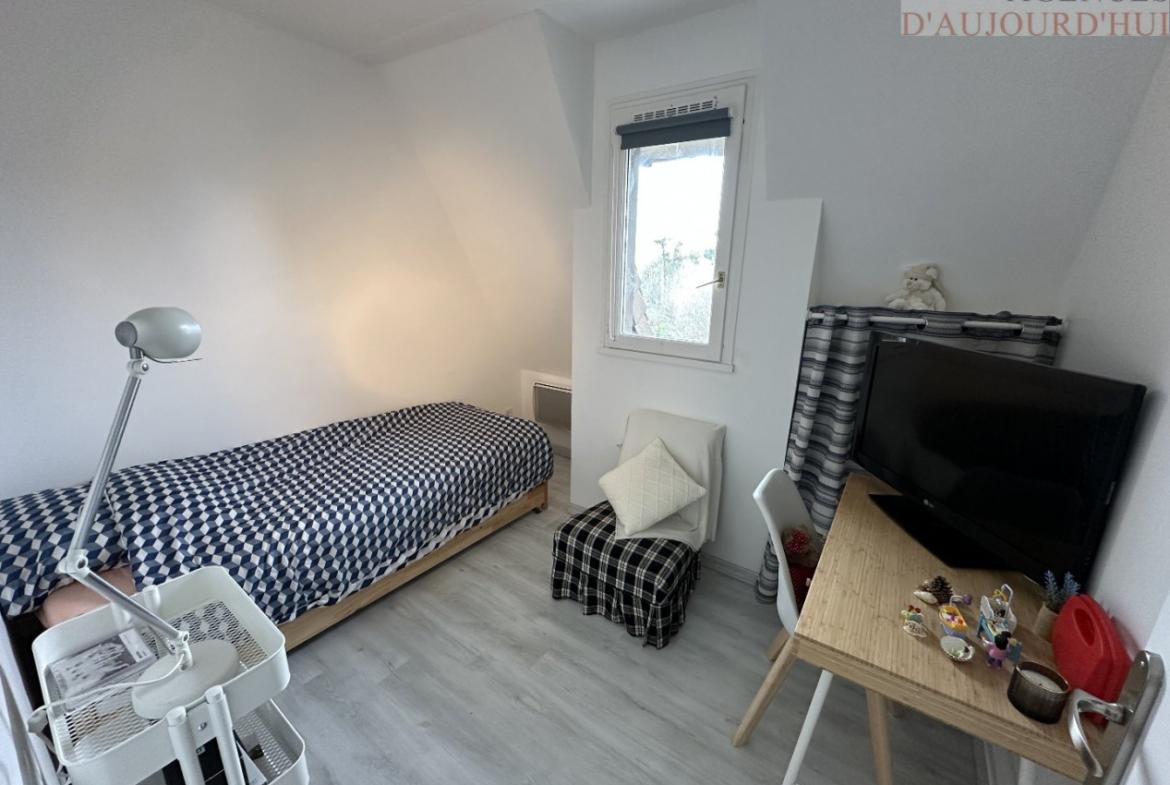 Appartement 2 pièces de 27 m² à Blonville-sur-Mer dans une résidence calme, avec cuisine ouverte, chambre, salle de bain, parking extérieur et plage à proximité.