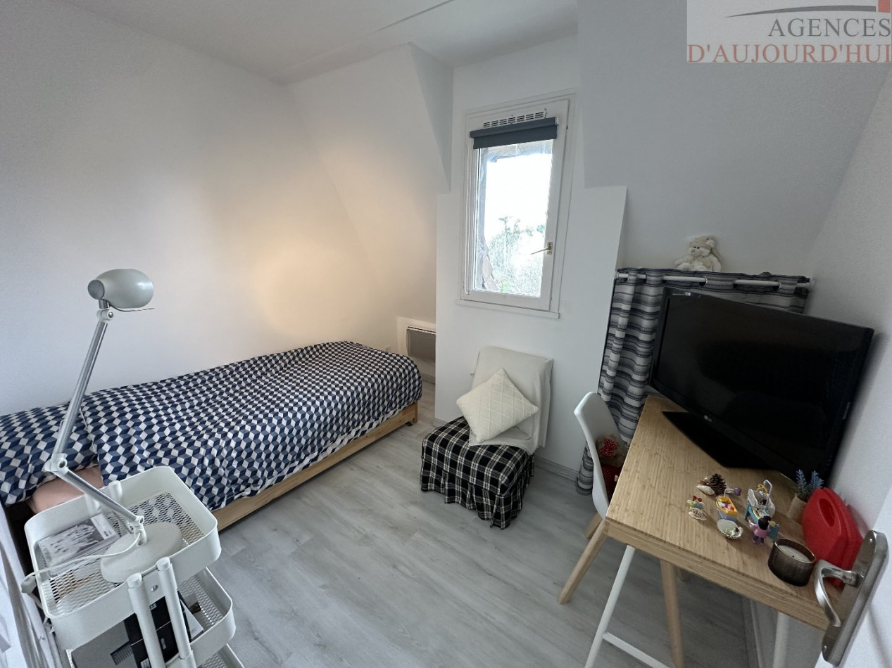 Appartement 2 pièces de 27 m² à Blonville-sur-Mer dans une résidence calme, avec cuisine ouverte, chambre, salle de bain, parking extérieur et plage à proximité.