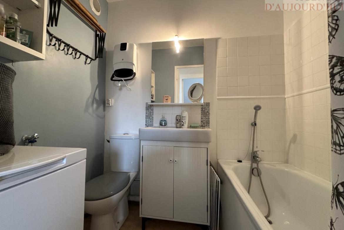 Appartement 2 pièces de 27 m² à Blonville-sur-Mer dans une résidence calme, avec cuisine ouverte, chambre, salle de bain, parking extérieur et plage à proximité.