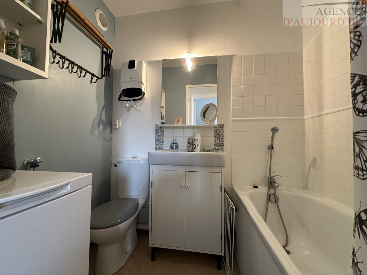 Appartement 2 pièces de 27 m² à Blonville-sur-Mer dans une résidence calme, avec cuisine ouverte, chambre, salle de bain, parking extérieur et plage à proximité.
