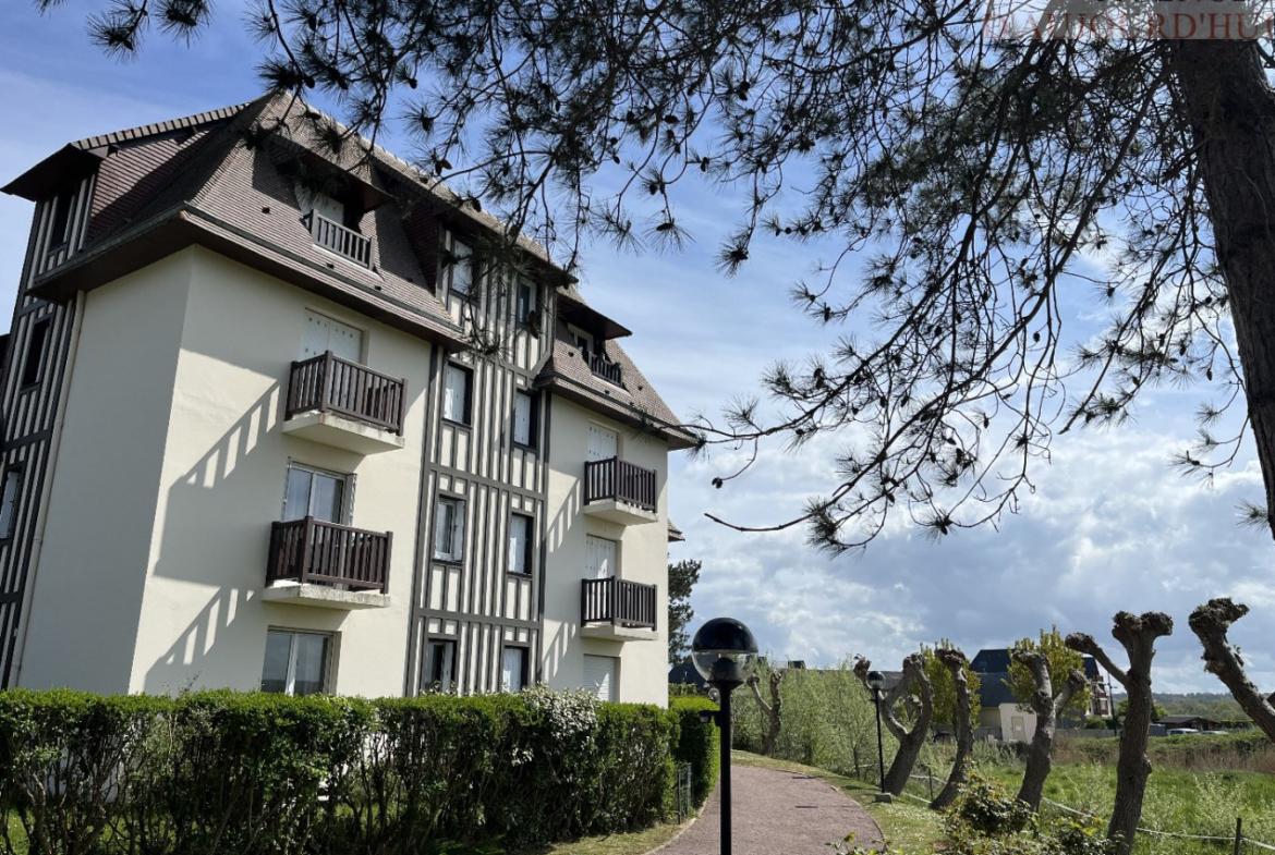 Appartement 2 pièces de 34 m² à Blonville-sur-Mer avec balcon, vue sur jardin, parking privé, cuisine ouverte, dans une résidence calme et sécurisée à proximité immédiate de la plage.