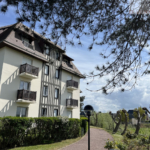 Appartement 2 pièces de 34 m² à Blonville-sur-Mer avec balcon, vue sur jardin, parking privé, cuisine ouverte, dans une résidence calme et sécurisée à proximité immédiate de la plage.