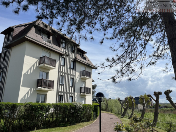Appartement 2 pièces de 34 m² à Blonville-sur-Mer avec balcon, vue sur jardin, parking privé, cuisine ouverte, dans une résidence calme et sécurisée à proximité immédiate de la plage.