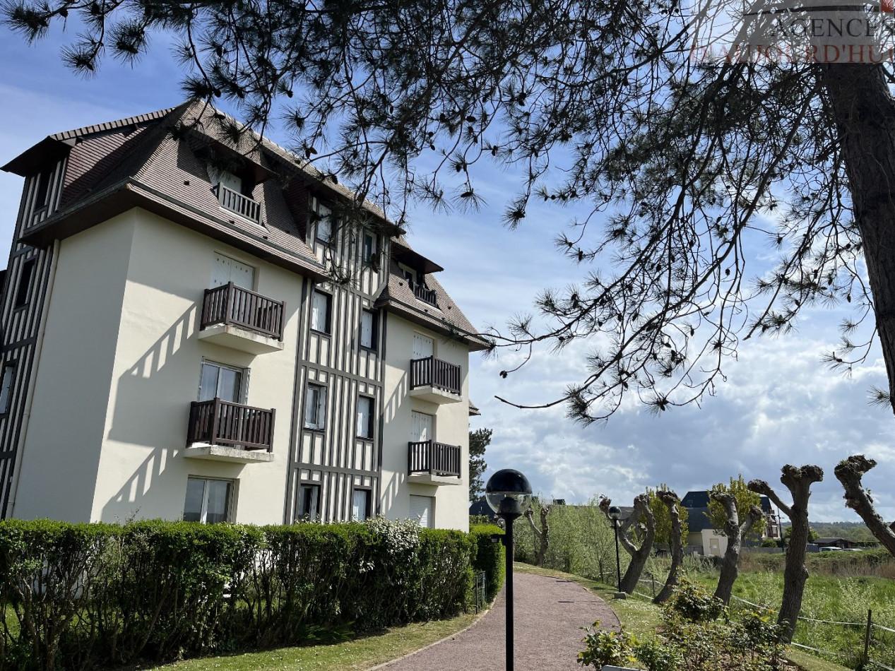 Appartement 2 pièces de 34 m² à Blonville-sur-Mer avec balcon, vue sur jardin, parking privé, cuisine ouverte, dans une résidence calme et sécurisée à proximité immédiate de la plage.