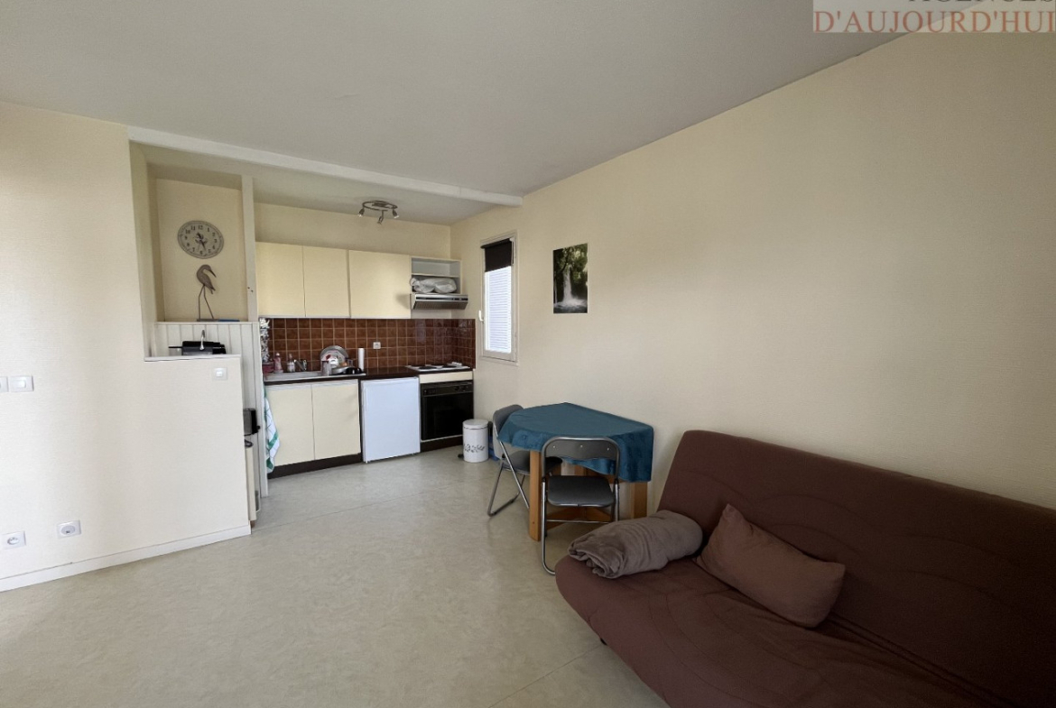 Appartement 2 pièces de 34 m² à Blonville-sur-Mer avec balcon, vue sur jardin, parking privé, cuisine ouverte, dans une résidence calme et sécurisée à proximité immédiate de la plage.