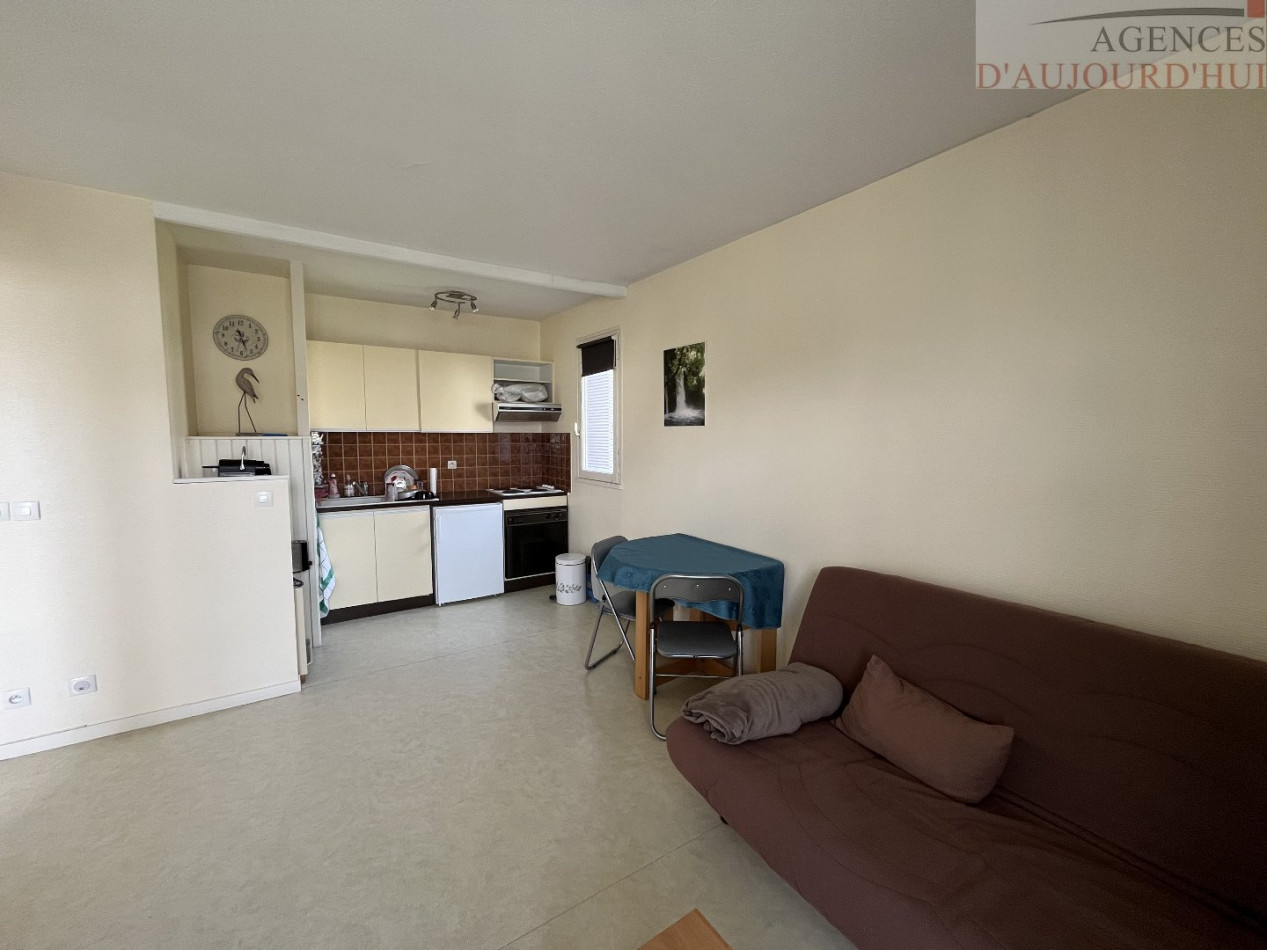 Appartement 2 pièces de 34 m² à Blonville-sur-Mer avec balcon, vue sur jardin, parking privé, cuisine ouverte, dans une résidence calme et sécurisée à proximité immédiate de la plage.