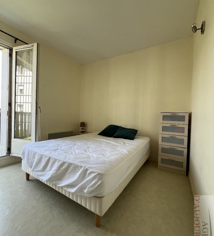 Appartement 2 pièces de 34 m² à Blonville-sur-Mer avec balcon, vue sur jardin, parking privé, cuisine ouverte, dans une résidence calme et sécurisée à proximité immédiate de la plage.