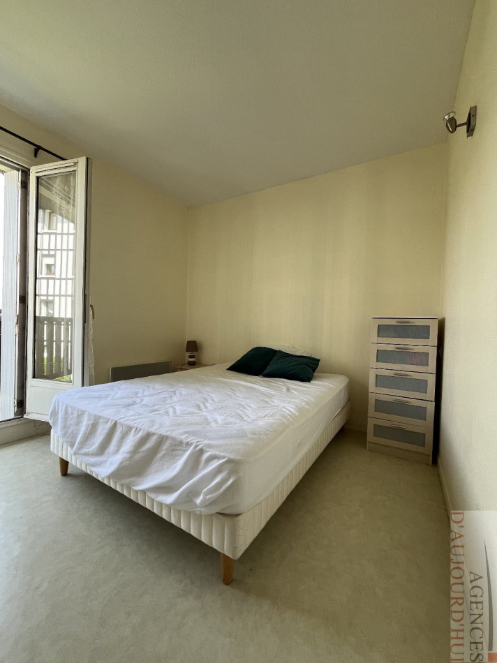 Appartement 2 pièces de 34 m² à Blonville-sur-Mer avec balcon, vue sur jardin, parking privé, cuisine ouverte, dans une résidence calme et sécurisée à proximité immédiate de la plage.