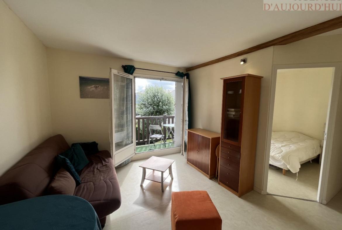 Appartement 2 pièces de 34 m² à Blonville-sur-Mer avec balcon, vue sur jardin, parking privé, cuisine ouverte, dans une résidence calme et sécurisée à proximité immédiate de la plage.