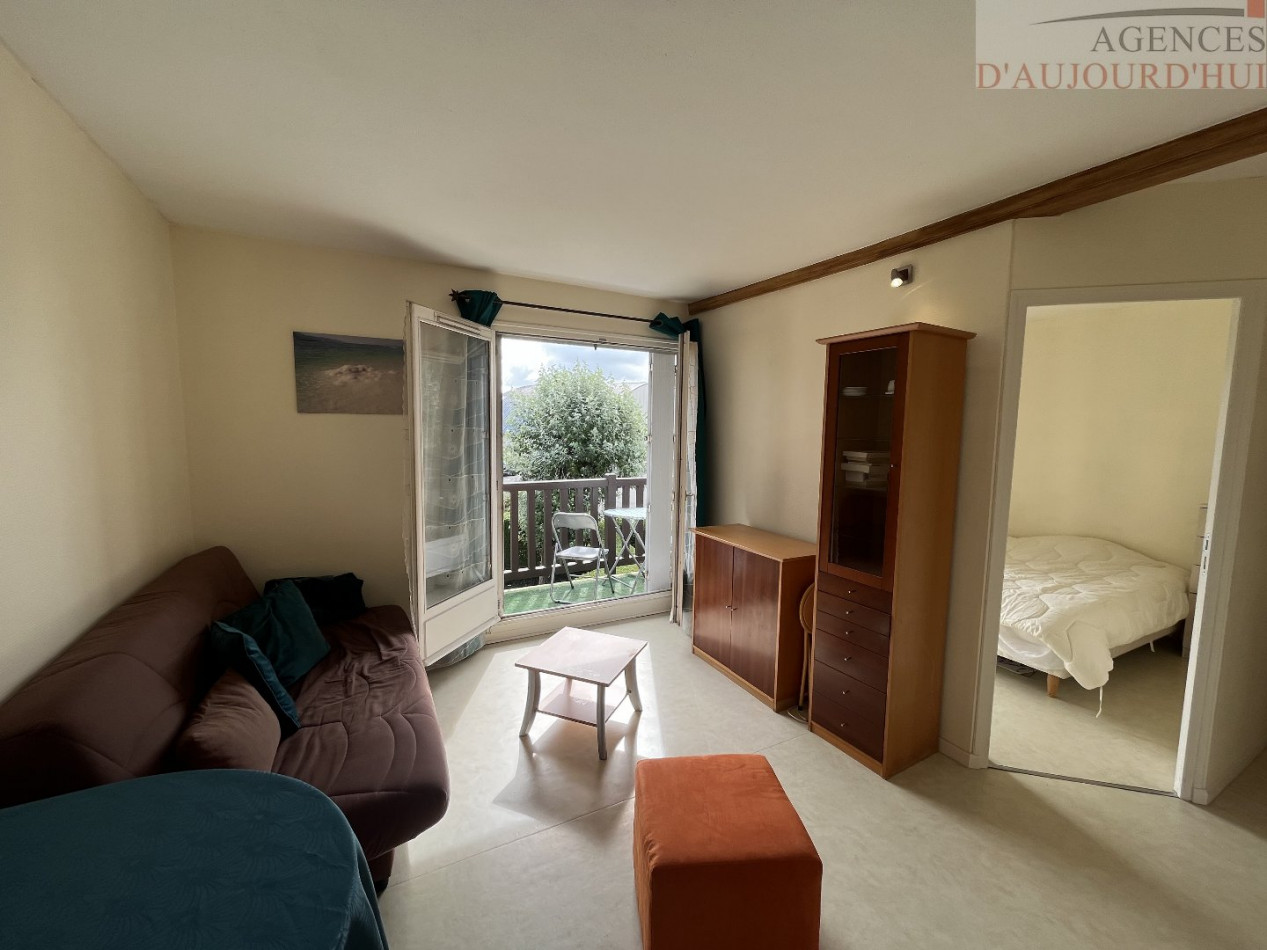 Appartement 2 pièces de 34 m² à Blonville-sur-Mer avec balcon, vue sur jardin, parking privé, cuisine ouverte, dans une résidence calme et sécurisée à proximité immédiate de la plage.