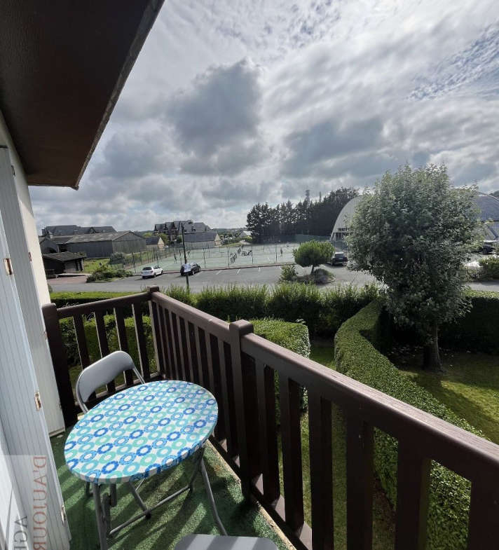 Appartement 2 pièces de 34 m² à Blonville-sur-Mer avec balcon, vue sur jardin, parking privé, cuisine ouverte, dans une résidence calme et sécurisée à proximité immédiate de la plage.
