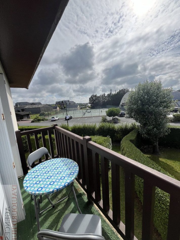 Appartement 2 pièces de 34 m² à Blonville-sur-Mer avec balcon, vue sur jardin, parking privé, cuisine ouverte, dans une résidence calme et sécurisée à proximité immédiate de la plage.