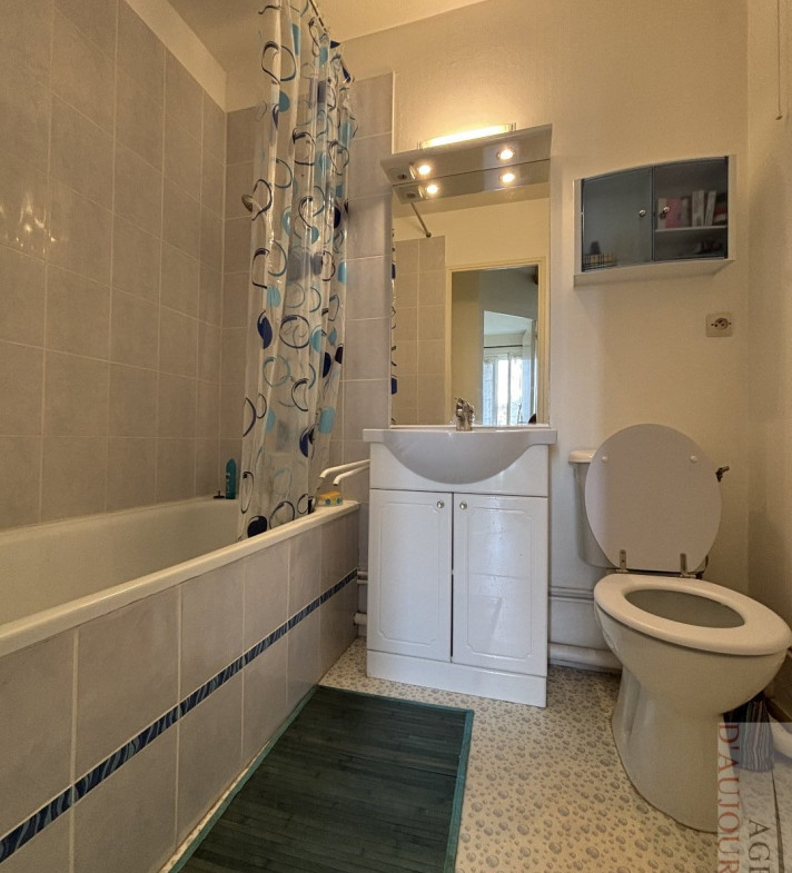 Appartement 2 pièces de 34 m² à Blonville-sur-Mer avec balcon, vue sur jardin, parking privé, cuisine ouverte, dans une résidence calme et sécurisée à proximité immédiate de la plage.