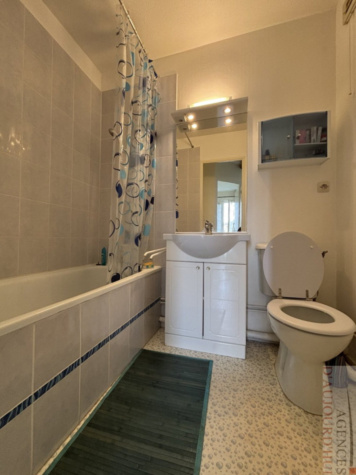 Appartement 2 pièces de 34 m² à Blonville-sur-Mer avec balcon, vue sur jardin, parking privé, cuisine ouverte, dans une résidence calme et sécurisée à proximité immédiate de la plage.