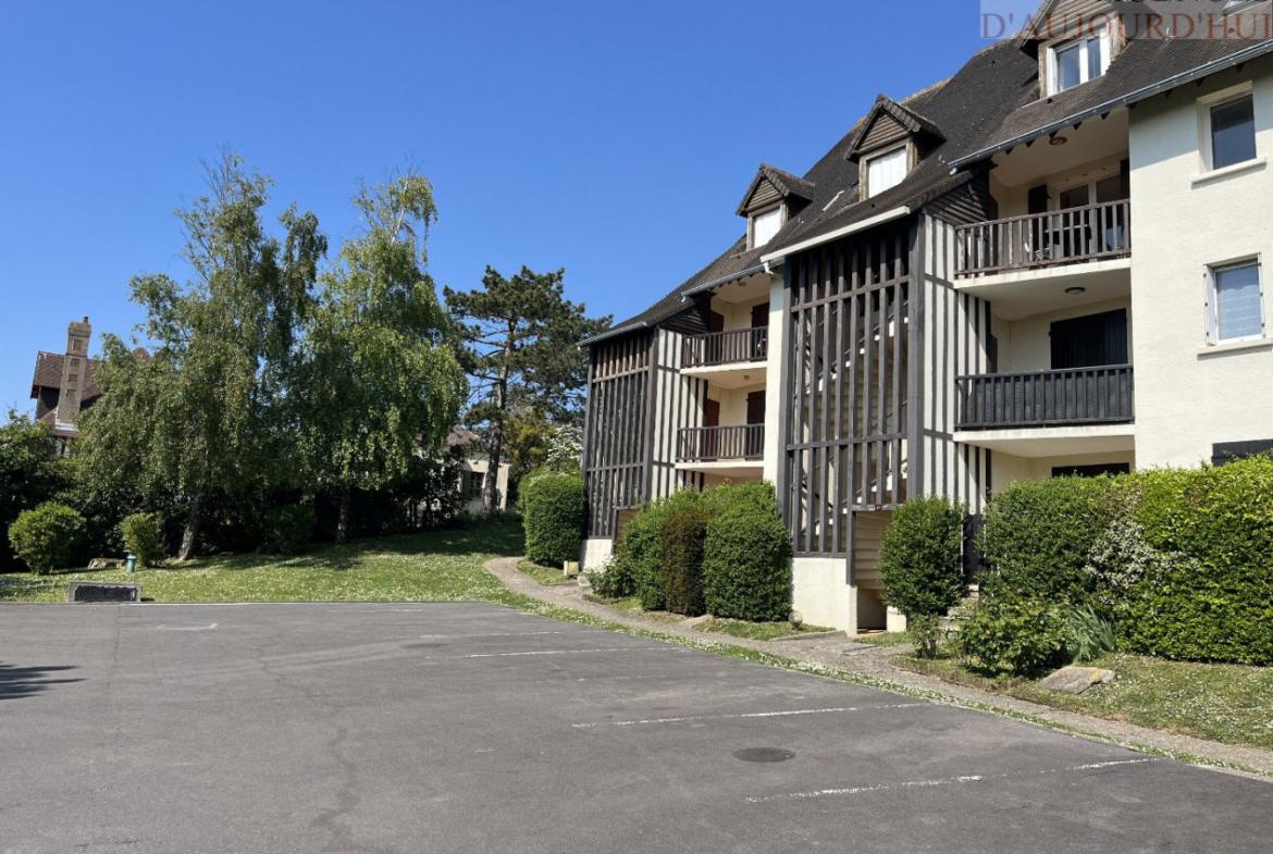 Appartement 2 pièces de 30 m² à Blonville-sur-Mer avec balcon ensoleillé, vue mer, cuisine équipée, salle de douche moderne et parking extérieur dans une petite copropriété calme.