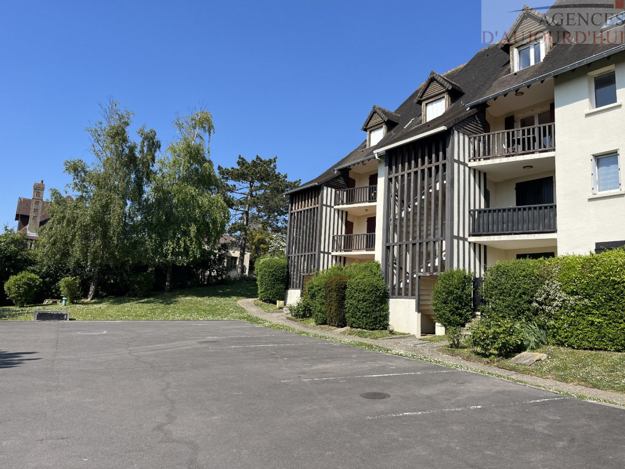 Appartement 2 pièces de 30 m² à Blonville-sur-Mer avec balcon ensoleillé, vue mer, cuisine équipée, salle de douche moderne et parking extérieur dans une petite copropriété calme.