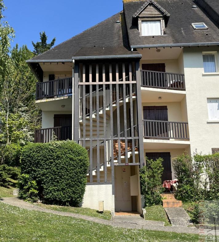 Appartement 2 pièces de 30 m² à Blonville-sur-Mer avec balcon ensoleillé, vue mer, cuisine équipée, salle de douche moderne et parking extérieur dans une petite copropriété calme.
