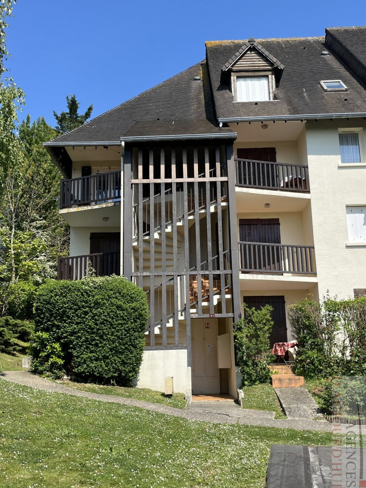 Appartement 2 pièces de 30 m² à Blonville-sur-Mer avec balcon ensoleillé, vue mer, cuisine équipée, salle de douche moderne et parking extérieur dans une petite copropriété calme.