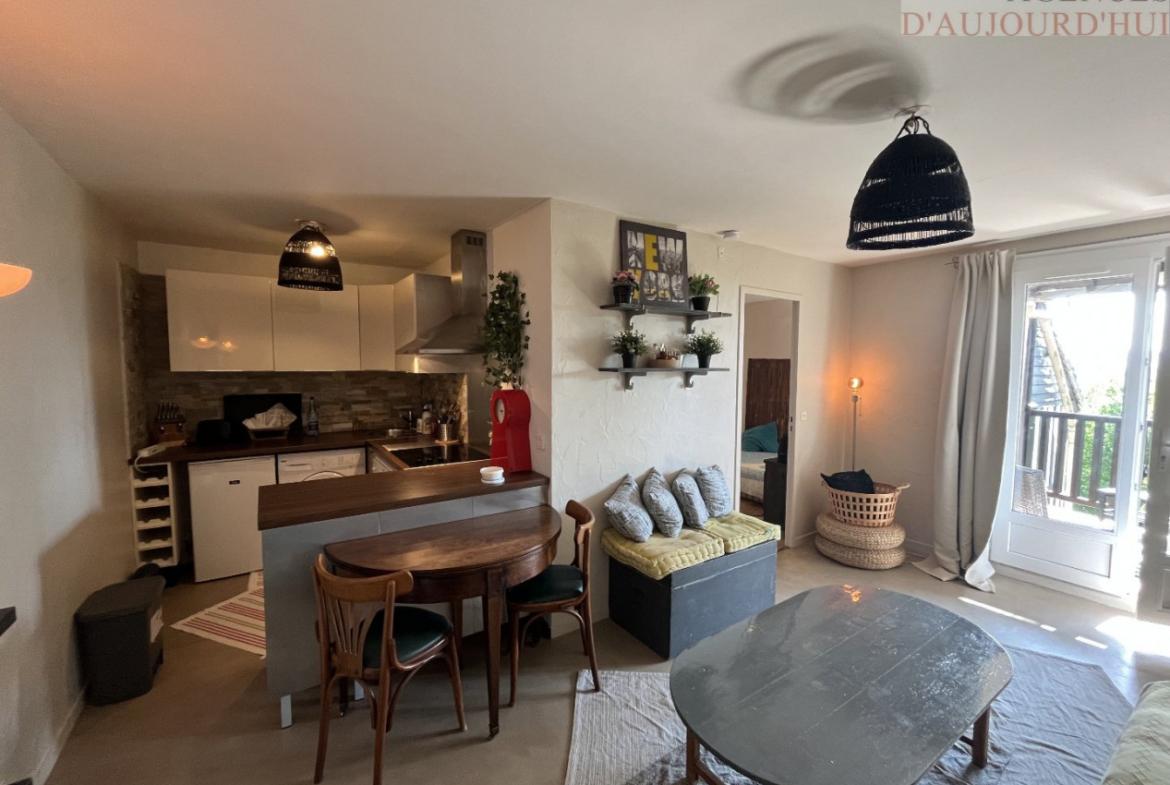 Appartement 2 pièces de 30 m² à Blonville-sur-Mer avec balcon ensoleillé, vue mer, cuisine équipée, salle de douche moderne et parking extérieur dans une petite copropriété calme.
