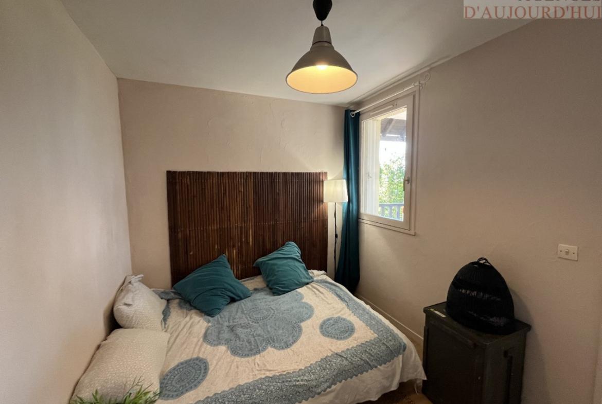 Appartement 2 pièces de 30 m² à Blonville-sur-Mer avec balcon ensoleillé, vue mer, cuisine équipée, salle de douche moderne et parking extérieur dans une petite copropriété calme.