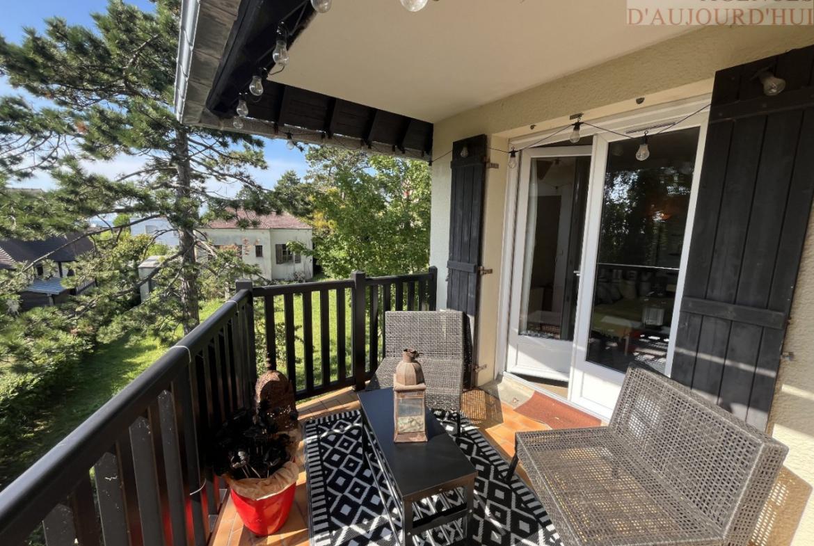 Appartement 2 pièces de 30 m² à Blonville-sur-Mer avec balcon ensoleillé, vue mer, cuisine équipée, salle de douche moderne et parking extérieur dans une petite copropriété calme.
