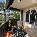 Appartement 2 pièces de 30 m² à Blonville-sur-Mer avec balcon ensoleillé, vue mer, cuisine équipée, salle de douche moderne et parking extérieur dans une petite copropriété calme.