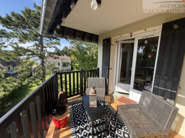 Appartement 2 pièces de 30 m² à Blonville-sur-Mer avec balcon ensoleillé, vue mer, cuisine équipée, salle de douche moderne et parking extérieur dans une petite copropriété calme.