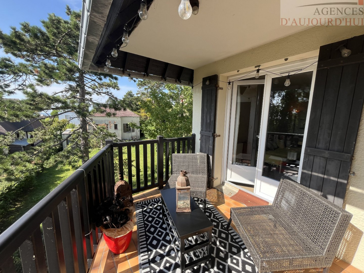 Appartement 2 pièces de 30 m² à Blonville-sur-Mer avec balcon ensoleillé, vue mer, cuisine équipée, salle de douche moderne et parking extérieur dans une petite copropriété calme.